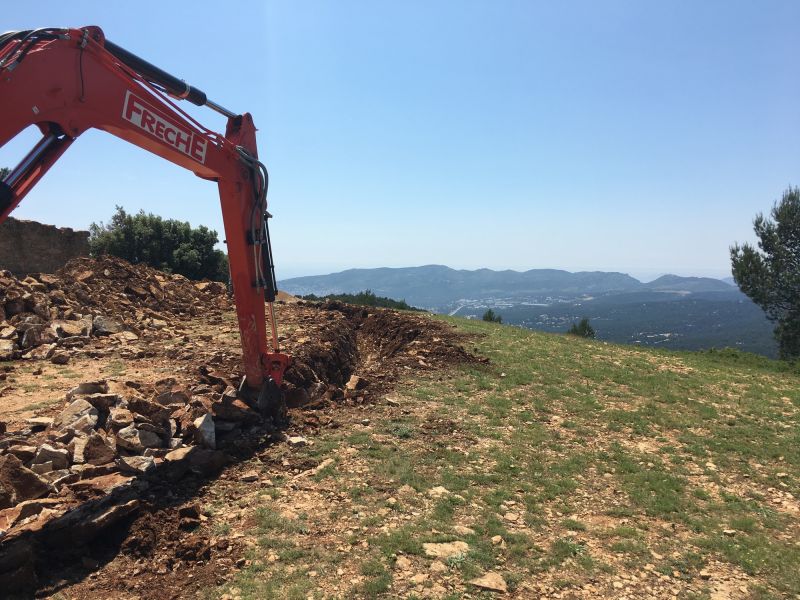 pelleteuse réalisant la tranchée pour raccordement fibre optique dans les Bouches du Rhône
