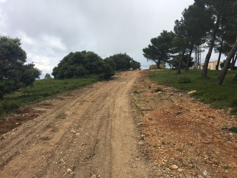 tranchée remblayée avec les matériaux du site après passage des gaines pour le raccordement de la fibre à Ceyreste