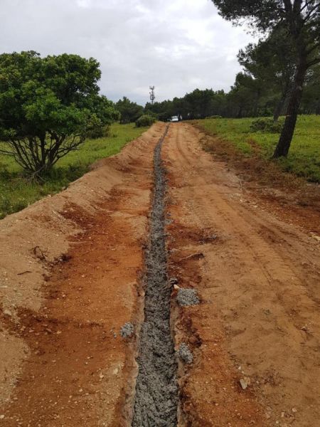 remblaiement de la tranchée avec du béton