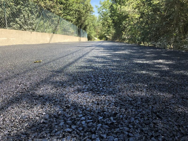 chantier finis, application de l'enrobé noir à chaud