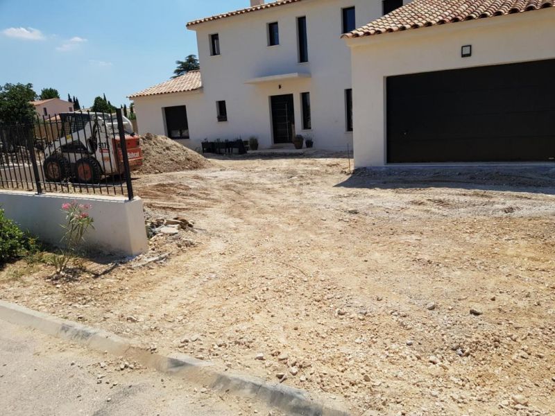 Terrassement avant réalisation d'une entrée de villa