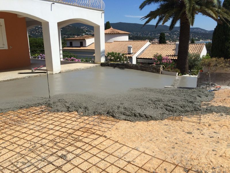 Coullage de béton pour aménagement extérieur d'allée dans les bouches-du-Rhône