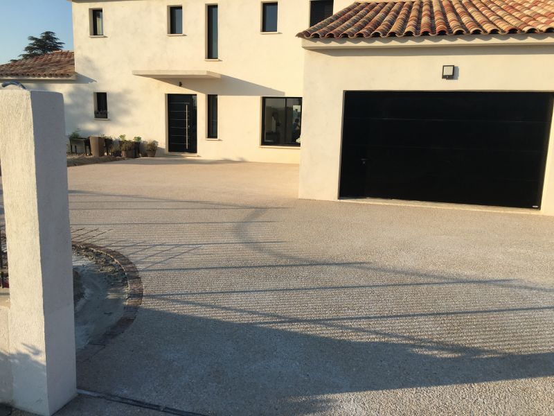 Réalisation d'un chemin en béton désactivé pour la villa d'un particulier dans le 83