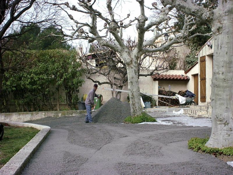 Répendage du lit de sable avant  la pose des pavés