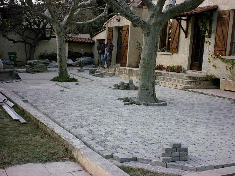 Pose de pavés vaudois pour allée de circulation chez un particulier dans le 13