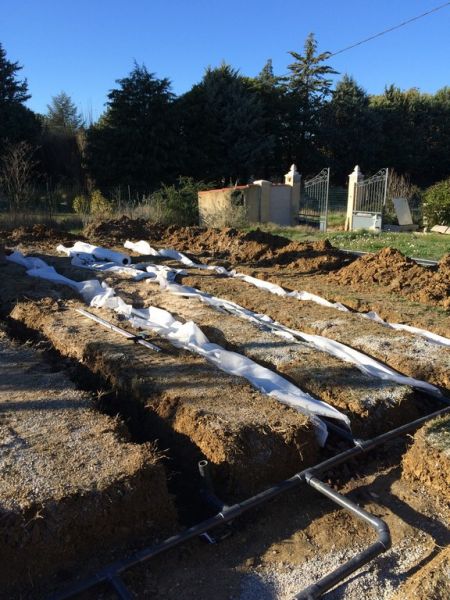 Installation des tuyaux d'évacuation des eaux dans la zone d'épandage