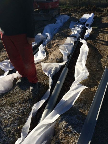 Tuyaux d'évacuation en zone d'épandage dans son voile géotextile