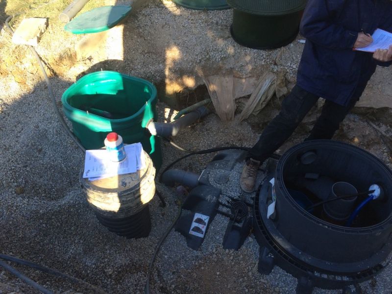 Contrôle de l'installation avant d'enterrer la fosse