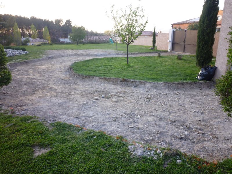 Traçage au sol et terrassement du terrain pour implantation du chemin pavé