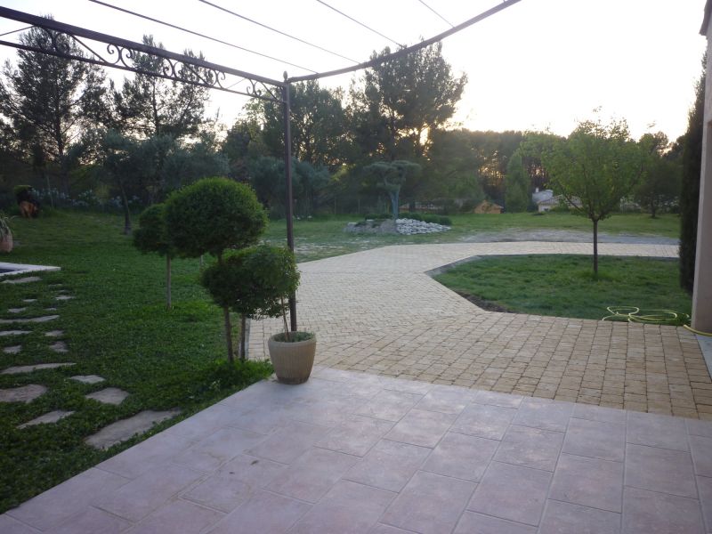 Allée de garage pavée chez un particulier dans le 13