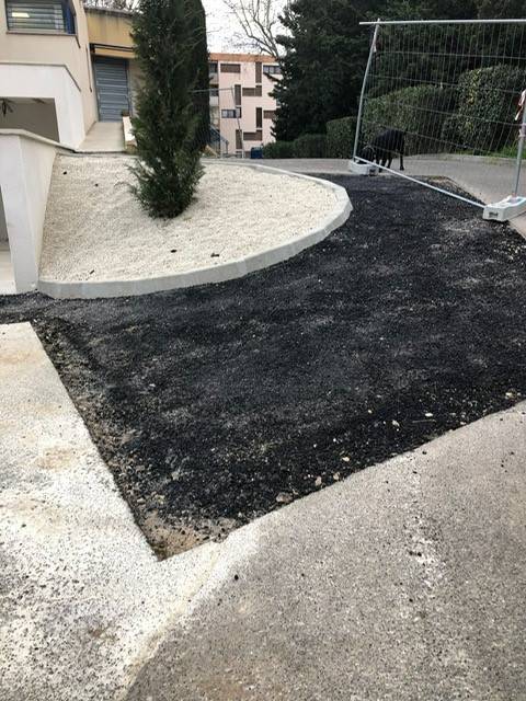 refection en enrobe noir sur le parking d'une clinique veterinaire