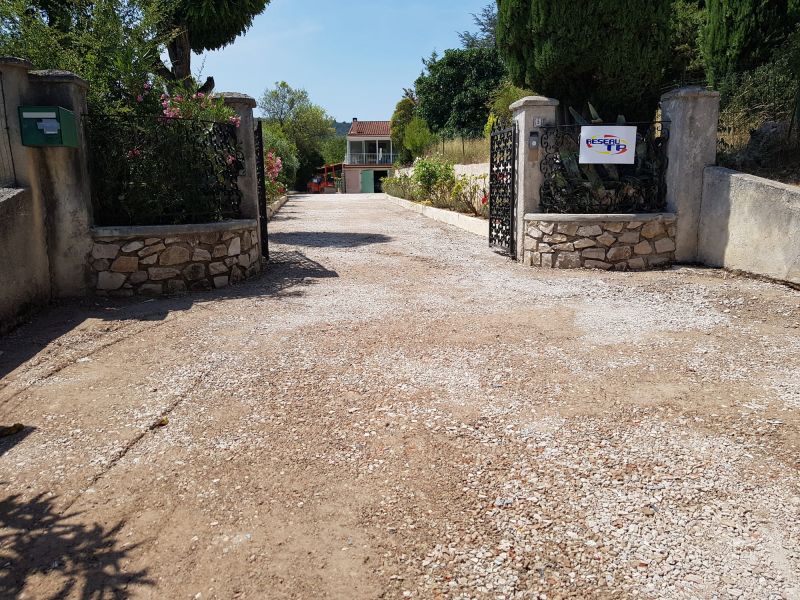 Ancienne allée de garage avant rénovation du revêtement