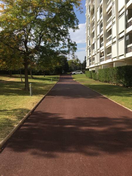 Goudronnage d'un Chemin d'accès en enrobé rouge dans une copropriété à Tarascon