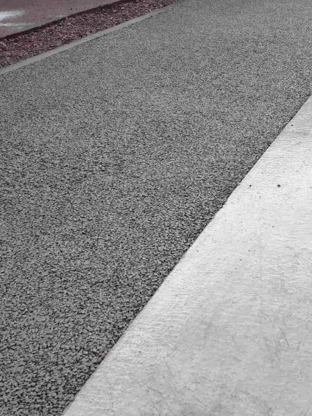 Chantier de pose d'un béton poreux dans le 13