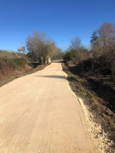 Préparation du sol d'un acces chemin privatif avant bicouche à Bouc Bel Air 