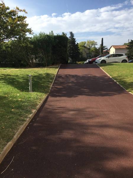 Goudronnage chemin d'accès en goudron rouge dans une copropriété à Miramas