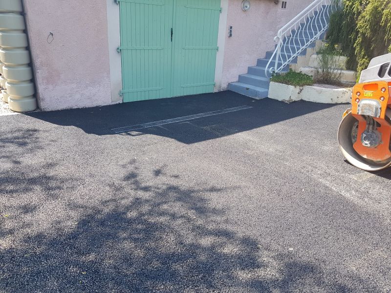 Cylindrage de l'enrobé dans l'allée de garage à Peypin