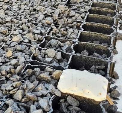 Plots de marquage d'emplacement avec dalles stabilisatrices à gravier dans le 13