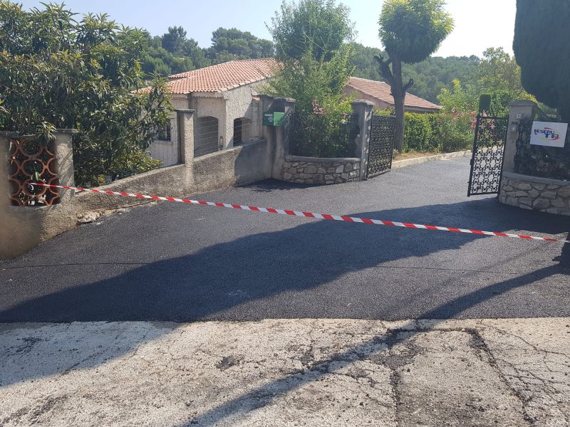 Goudronnage noir à chaud pour allée de garage dans le 13
