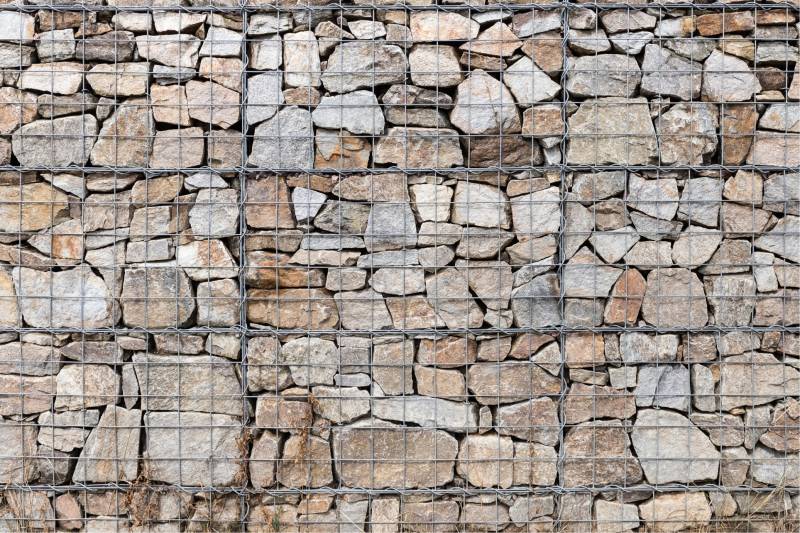 Choix des pierres pour mur de soutènement en gabions dans le 13