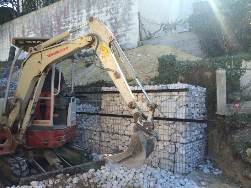 remplissage des cages de gabion
