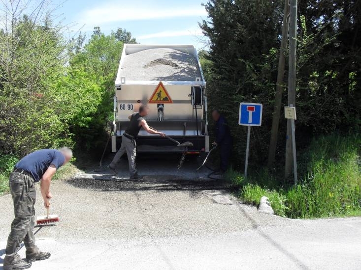 Répendage de gravier durant application de bicouche chez un particulier à Eguilles
