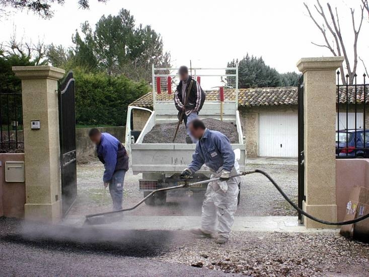 Répendage de bitume à la lance pour bicouche 