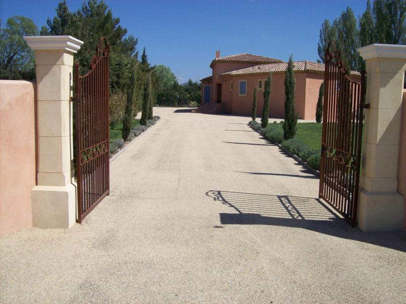 Réalisation en enrobé d'un chemin d'accès à une maison individuelle  en émulsion gravillonnée bicouche ocre à Vitrolles dans le 13