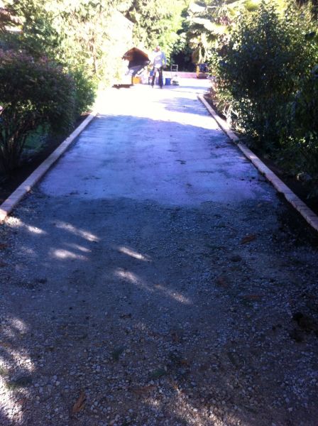 Installation de bordures en pavés vaudois et de tout venant en fond de forme