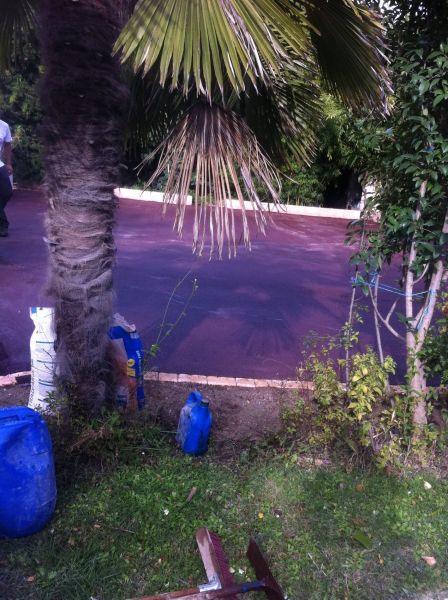 Mise en place de terre contre les bordures pavées