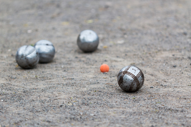partie de pétanque entre amis sur son propre terrain dans le 13