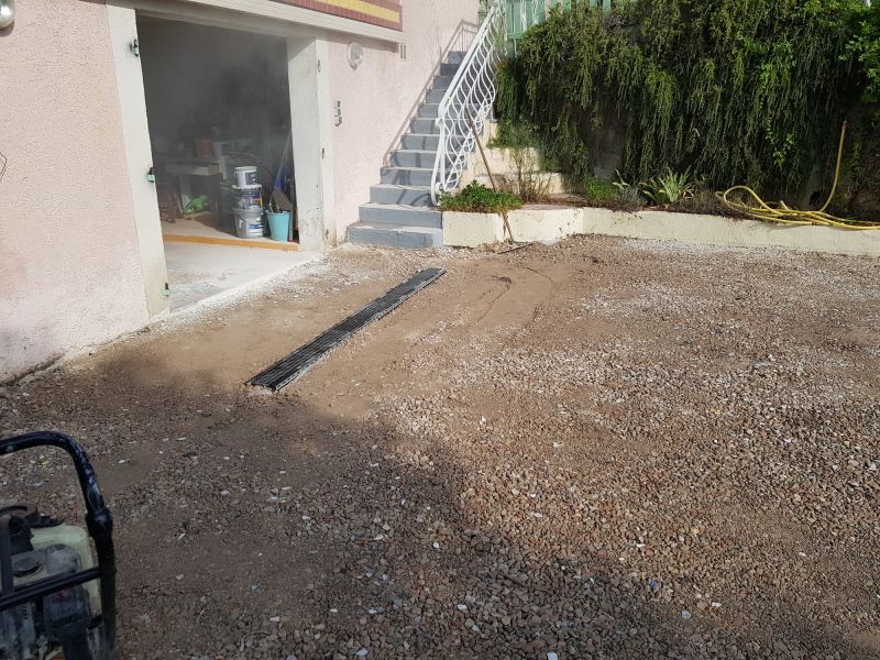 Pose de caniveau de récupération des eaux pluviales