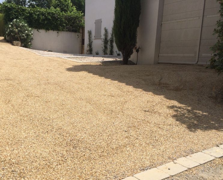 Aménagement de voirie en bicouche jaune à Saint Tropez dans une villa individuelle par Réseau TP