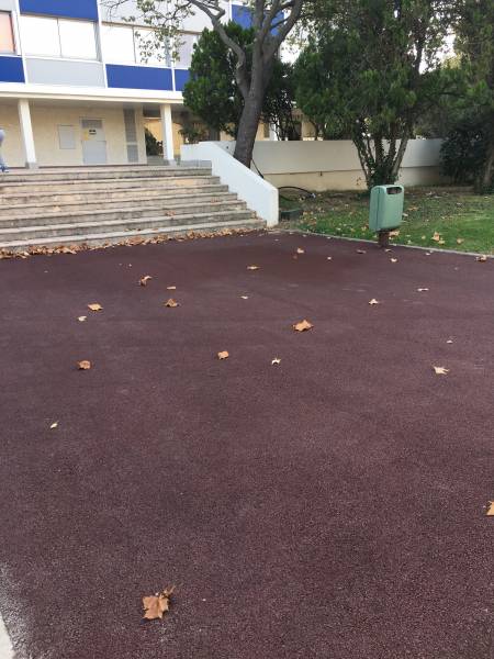 Chemin d'accès en goudron rouge dans une copropriété à Bouc Bel Air